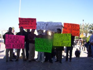 x burocratas de comondu en palacio de gobierno