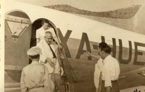 El general y su esposa arribando a Santa Rosalía en un DC-3 de la aerolinea Trans Mar de Cortés - Foto álbum familia Olachea.