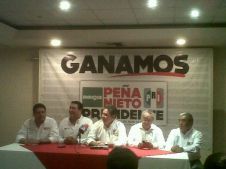 8 rueda de prensa anunciando el triunfo