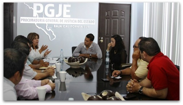 2 - 1 familiares escuchan explicacion de especialistas