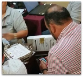 1 a guillermo marron en su telefono