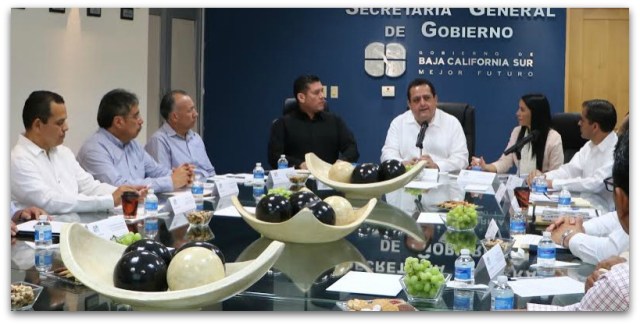 0 a gobernador de baja california sur carlos en una junta