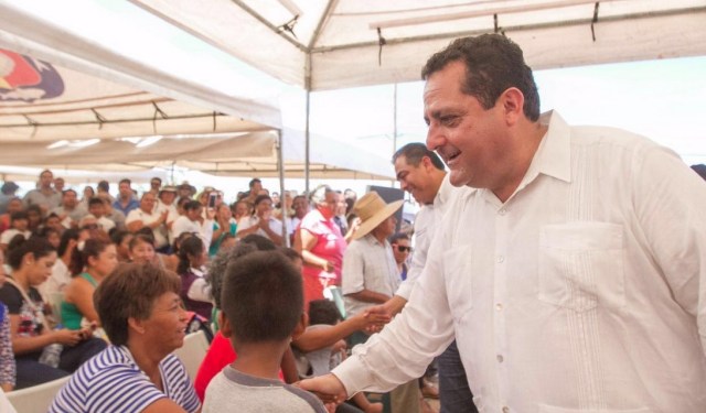 0-a-carlos-mendoza-davis-saluda