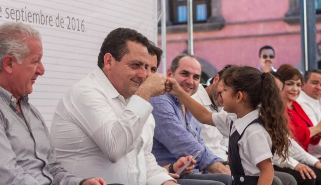 0-a-carlos-mendoza-saludando-59547