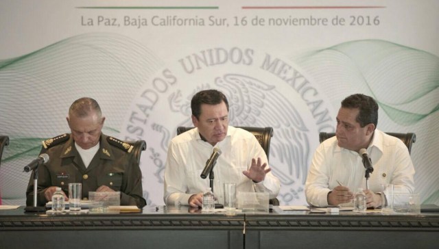 0-a-a-carlos-mendoza-con-osorio-chong-y-cienfuegos