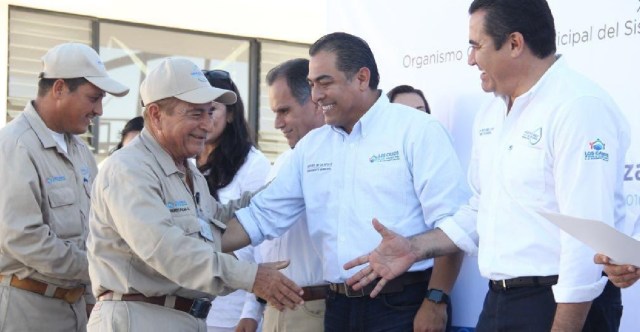 0-a-a-planta-de-mesa-colorada-1