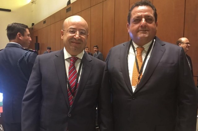 0-a-a-carlos-mendoza-davis-con-renato-sales