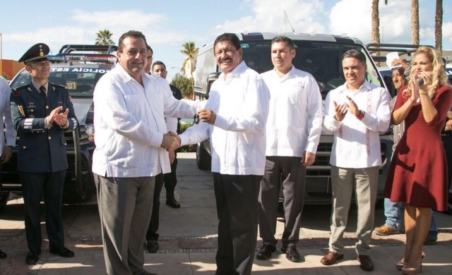 0-a-a-a-armando-martinez-recibe